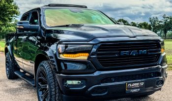 DODGE RAM 1500 5.7L HEMI V8 4X4 401PK * SPORT * BLACK-OPPS * WIDE BODY * SUPER DIKKE PICK-UP * 440 PK * MDS DELETE * CUSTOM OPEN UITLAATSYSTEEM * 200 LITER LPG * AFSTAND START * ALLE OPTIES * STOELVERKOELING * SPECIALE PERFORMANCE REMMEN * vol