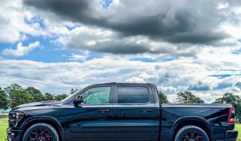 DODGE RAM 1500 5.7L HEMI 4X4 401PK * LARAMIE * SPORT * BLACK-OPPS * LAGE BIJTELLING * CUSTOM VIPER STRIPING * CHERRY BOM UITLAATSYSTEEM * AFSTAND START * PPF SMOKE VERLICHTING * 122 LITER PRINS LPG * 22 INCH 4-PLAY LICHTMETALEN SPORTVELGEN * HELE DIKKE PICK-UP * vol