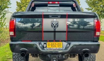 DODGE RAM 1500 5.7L HEMI 4X4 V8 401PK * SPORT * BLACK-OPPS * EXTREEM LAGE BIJTELLING * UNIEK * NEKKENDRAAIER * VERHOOGD * VERBREED * EXTREEM DIKKE LICHTMETALEN SPORTVELGEN * ROLLBAR * DUKES OF HAZZARD HOORN * CUSTOM LED VERLICHTING RONDOM * vol