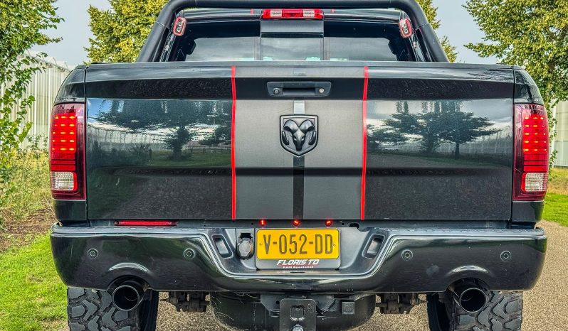 DODGE RAM 1500 5.7L HEMI 4X4 V8 401PK * SPORT * BLACK-OPPS * EXTREEM LAGE BIJTELLING * UNIEK * NEKKENDRAAIER * VERHOOGD * VERBREED * EXTREEM DIKKE LICHTMETALEN SPORTVELGEN * ROLLBAR * DUKES OF HAZZARD HOORN * CUSTOM LED VERLICHTING RONDOM * vol