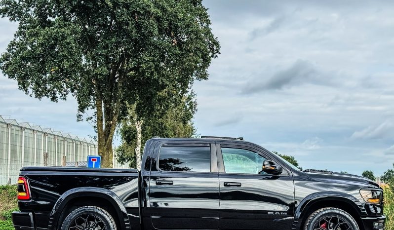 DODGE RAM 1500 5.7L HEMI V8 4X4 401PK * SPORT * BLACK-OPPS * WIDE BODY * SUPER DIKKE PICK-UP * 440 PK * MDS DELETE * CUSTOM OPEN UITLAATSYSTEEM * 200 LITER LPG * AFSTAND START * ALLE OPTIES * STOELVERKOELING * SPECIALE PERFORMANCE REMMEN * vol