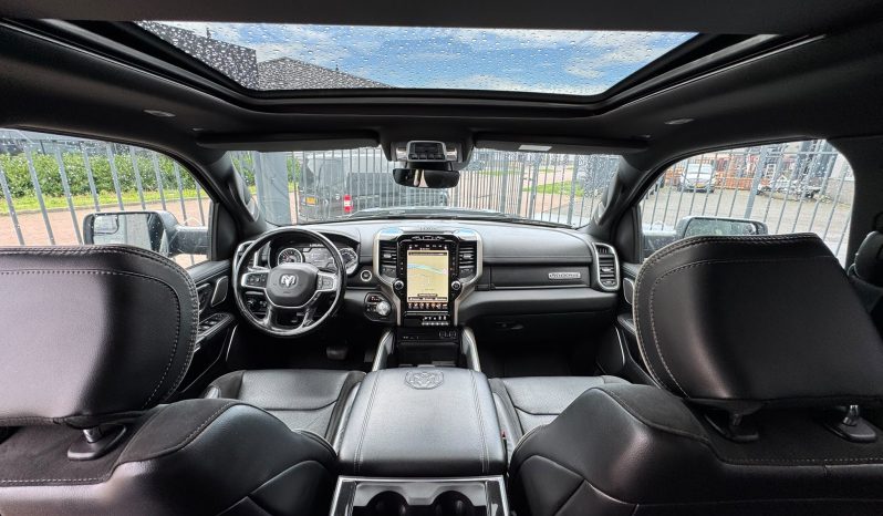 DODGE RAM 1500 5.7L HEMI 4X4 401PK * LARAMIE * SPORT * BLACK-OPPS * LAGE BIJTELLING * CUSTOM VIPER STRIPING * CHERRY BOM UITLAATSYSTEEM * AFSTAND START * PPF SMOKE VERLICHTING * 122 LITER PRINS LPG * 22 INCH 4-PLAY LICHTMETALEN SPORTVELGEN * HELE DIKKE PICK-UP * vol
