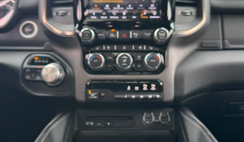 DODGE RAM 1500 5.7L HEMI V8 4X4 401PK * SPORT * BLACK-OPPS * WIDE BODY * SUPER DIKKE PICK-UP * 440 PK * MDS DELETE * CUSTOM OPEN UITLAATSYSTEEM * 200 LITER LPG * AFSTAND START * ALLE OPTIES * STOELVERKOELING * SPECIALE PERFORMANCE REMMEN * vol