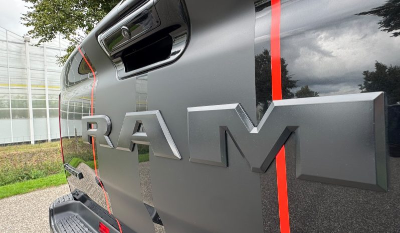 DODGE RAM 1500 5.7L HEMI 4X4 401PK * LARAMIE * SPORT * BLACK-OPPS * LAGE BIJTELLING * CUSTOM VIPER STRIPING * CHERRY BOM UITLAATSYSTEEM * AFSTAND START * PPF SMOKE VERLICHTING * 122 LITER PRINS LPG * 22 INCH 4-PLAY LICHTMETALEN SPORTVELGEN * HELE DIKKE PICK-UP * vol