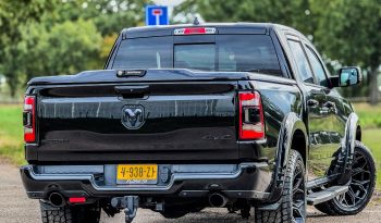 DODGE RAM 1500 5.7L HEMI V8 4X4 401PK * SPORT * BLACK-OPPS * WIDE BODY * SUPER DIKKE PICK-UP * 440 PK * MDS DELETE * CUSTOM OPEN UITLAATSYSTEEM * 200 LITER LPG * AFSTAND START * ALLE OPTIES * STOELVERKOELING * SPECIALE PERFORMANCE REMMEN * vol