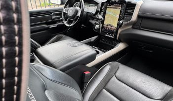 DODGE RAM 1500 5.7L HEMI 4X4 401PK * LARAMIE * SPORT * BLACK-OPPS * LAGE BIJTELLING * CUSTOM VIPER STRIPING * CHERRY BOM UITLAATSYSTEEM * AFSTAND START * PPF SMOKE VERLICHTING * 122 LITER PRINS LPG * 22 INCH 4-PLAY LICHTMETALEN SPORTVELGEN * HELE DIKKE PICK-UP * vol