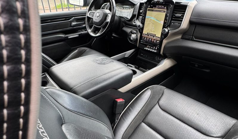 DODGE RAM 1500 5.7L HEMI 4X4 401PK * LARAMIE * SPORT * BLACK-OPPS * LAGE BIJTELLING * CUSTOM VIPER STRIPING * CHERRY BOM UITLAATSYSTEEM * AFSTAND START * PPF SMOKE VERLICHTING * 122 LITER PRINS LPG * 22 INCH 4-PLAY LICHTMETALEN SPORTVELGEN * HELE DIKKE PICK-UP * vol
