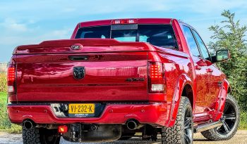 DODGE RAM 1500 5.7L HEMI 4X4 401PK * SPORT * WIDE BODY * UNIEKE KLEUR * LAGE BIJTELLING * LUCHTVERING * AFSTAND START * 20 INCH OFF-ROAD BREEDSET * STOELVERKOELING * STOELVERWARMING * STUURVERWARMING * PERFORMANCE HOOD * LPG 322 LITER PRINS * vol