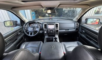 DODGE RAM 1500 5.7L HEMI 4X4 401PK * SPORT * WIDE BODY * UNIEKE KLEUR * LAGE BIJTELLING * LUCHTVERING * AFSTAND START * 20 INCH OFF-ROAD BREEDSET * STOELVERKOELING * STOELVERWARMING * STUURVERWARMING * PERFORMANCE HOOD * LPG 322 LITER PRINS * vol