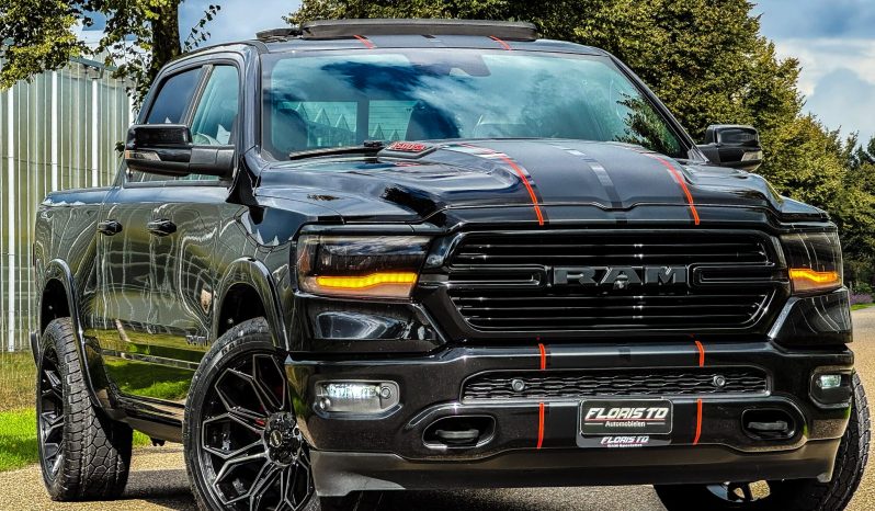 DODGE RAM 1500 5.7L HEMI 4X4 401PK * LARAMIE * SPORT * BLACK-OPPS * LAGE BIJTELLING * CUSTOM VIPER STRIPING * CHERRY BOM UITLAATSYSTEEM * AFSTAND START * PPF SMOKE VERLICHTING * 122 LITER PRINS LPG * 22 INCH 4-PLAY LICHTMETALEN SPORTVELGEN * HELE DIKKE PICK-UP * vol