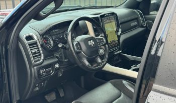 DODGE RAM 1500 5.7L HEMI 4X4 401PK * LARAMIE * SPORT * BLACK-OPPS * LAGE BIJTELLING * CUSTOM VIPER STRIPING * CHERRY BOM UITLAATSYSTEEM * AFSTAND START * PPF SMOKE VERLICHTING * 122 LITER PRINS LPG * 22 INCH 4-PLAY LICHTMETALEN SPORTVELGEN * HELE DIKKE PICK-UP * vol