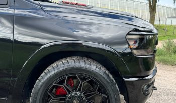DODGE RAM 1500 5.7L HEMI 4X4 401PK * LARAMIE * SPORT * BLACK-OPPS * LAGE BIJTELLING * CUSTOM VIPER STRIPING * CHERRY BOM UITLAATSYSTEEM * AFSTAND START * PPF SMOKE VERLICHTING * 122 LITER PRINS LPG * 22 INCH 4-PLAY LICHTMETALEN SPORTVELGEN * HELE DIKKE PICK-UP * vol