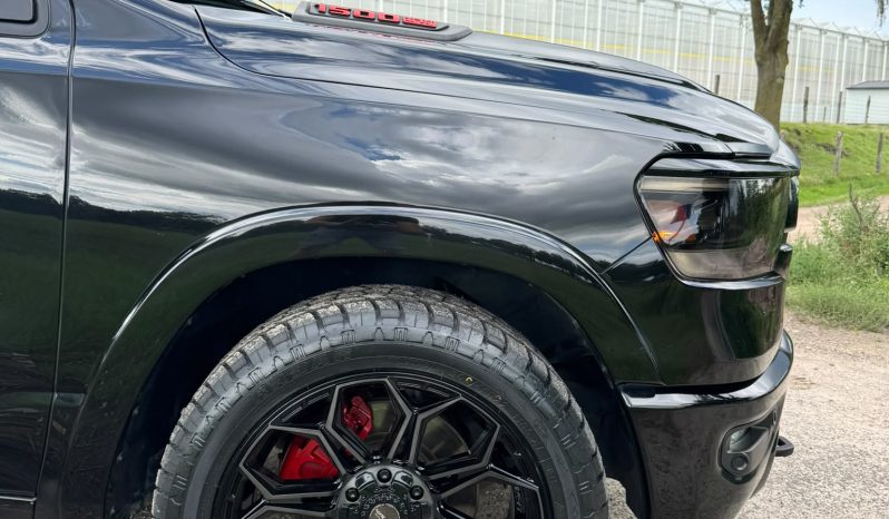 DODGE RAM 1500 5.7L HEMI 4X4 401PK * LARAMIE * SPORT * BLACK-OPPS * LAGE BIJTELLING * CUSTOM VIPER STRIPING * CHERRY BOM UITLAATSYSTEEM * AFSTAND START * PPF SMOKE VERLICHTING * 122 LITER PRINS LPG * 22 INCH 4-PLAY LICHTMETALEN SPORTVELGEN * HELE DIKKE PICK-UP * vol