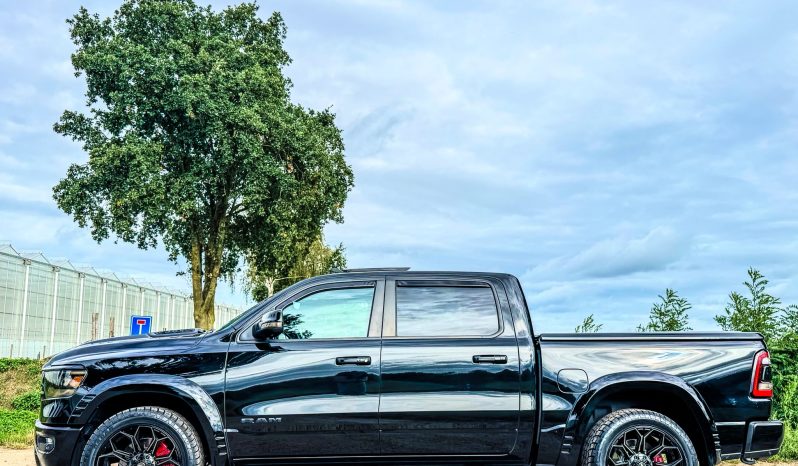 DODGE RAM 1500 5.7L HEMI V8 4X4 401PK * SPORT * BLACK-OPPS * WIDE BODY * SUPER DIKKE PICK-UP * 440 PK * MDS DELETE * CUSTOM OPEN UITLAATSYSTEEM * 200 LITER LPG * AFSTAND START * ALLE OPTIES * STOELVERKOELING * SPECIALE PERFORMANCE REMMEN * vol