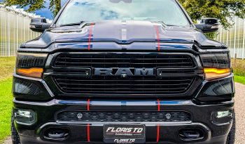 DODGE RAM 1500 5.7L HEMI 4X4 401PK * LARAMIE * SPORT * BLACK-OPPS * LAGE BIJTELLING * CUSTOM VIPER STRIPING * CHERRY BOM UITLAATSYSTEEM * AFSTAND START * PPF SMOKE VERLICHTING * 122 LITER PRINS LPG * 22 INCH 4-PLAY LICHTMETALEN SPORTVELGEN * HELE DIKKE PICK-UP * vol