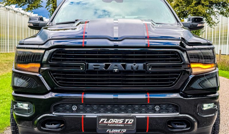 DODGE RAM 1500 5.7L HEMI 4X4 401PK * LARAMIE * SPORT * BLACK-OPPS * LAGE BIJTELLING * CUSTOM VIPER STRIPING * CHERRY BOM UITLAATSYSTEEM * AFSTAND START * PPF SMOKE VERLICHTING * 122 LITER PRINS LPG * 22 INCH 4-PLAY LICHTMETALEN SPORTVELGEN * HELE DIKKE PICK-UP * vol