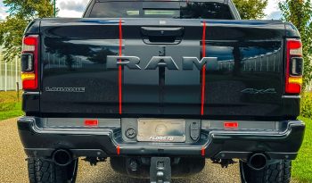 DODGE RAM 1500 5.7L HEMI 4X4 401PK * LARAMIE * SPORT * BLACK-OPPS * LAGE BIJTELLING * CUSTOM VIPER STRIPING * CHERRY BOM UITLAATSYSTEEM * AFSTAND START * PPF SMOKE VERLICHTING * 122 LITER PRINS LPG * 22 INCH 4-PLAY LICHTMETALEN SPORTVELGEN * HELE DIKKE PICK-UP * vol