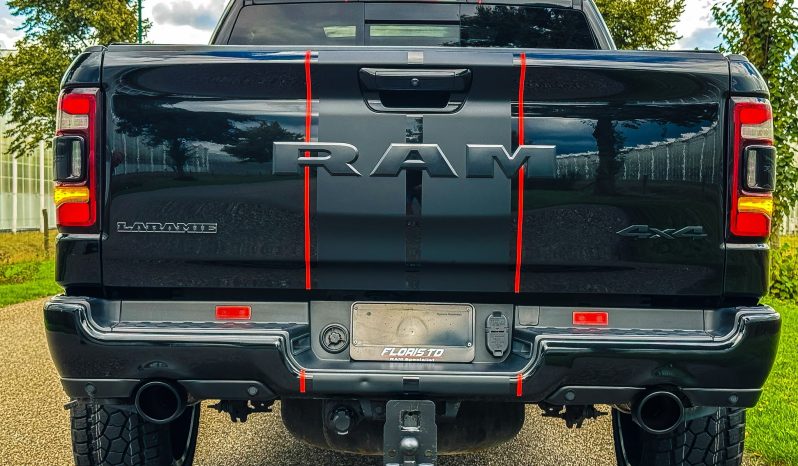 DODGE RAM 1500 5.7L HEMI 4X4 401PK * LARAMIE * SPORT * BLACK-OPPS * LAGE BIJTELLING * CUSTOM VIPER STRIPING * CHERRY BOM UITLAATSYSTEEM * AFSTAND START * PPF SMOKE VERLICHTING * 122 LITER PRINS LPG * 22 INCH 4-PLAY LICHTMETALEN SPORTVELGEN * HELE DIKKE PICK-UP * vol