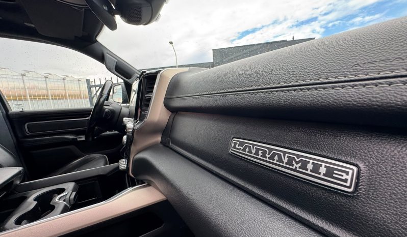 DODGE RAM 1500 5.7L HEMI 4X4 401PK * LARAMIE * SPORT * BLACK-OPPS * LAGE BIJTELLING * CUSTOM VIPER STRIPING * CHERRY BOM UITLAATSYSTEEM * AFSTAND START * PPF SMOKE VERLICHTING * 122 LITER PRINS LPG * 22 INCH 4-PLAY LICHTMETALEN SPORTVELGEN * HELE DIKKE PICK-UP * vol