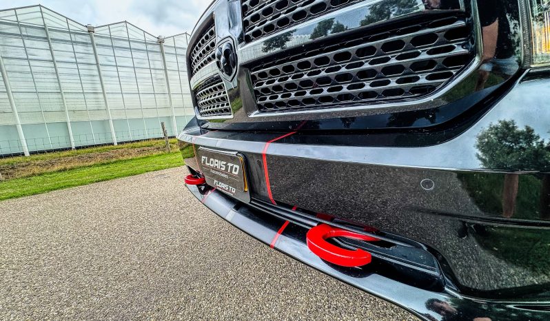 DODGE RAM 1500 5.7L HEMI 4X4 V8 401PK * SPORT * BLACK-OPPS * EXTREEM LAGE BIJTELLING * UNIEK * NEKKENDRAAIER * VERHOOGD * VERBREED * EXTREEM DIKKE LICHTMETALEN SPORTVELGEN * ROLLBAR * DUKES OF HAZZARD HOORN * CUSTOM LED VERLICHTING RONDOM * vol