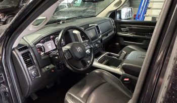 DODGE RAM 1500 5.7L HEMI 4X4 V8 401PK * SPORT * BLACK-OPPS * EXTREEM LAGE BIJTELLING * UNIEK * NEKKENDRAAIER * VERHOOGD * VERBREED * EXTREEM DIKKE LICHTMETALEN SPORTVELGEN * ROLLBAR * DUKES OF HAZZARD HOORN * CUSTOM LED VERLICHTING RONDOM * vol