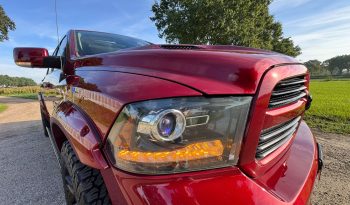 DODGE RAM 1500 5.7L HEMI 4X4 401PK * SPORT * WIDE BODY * UNIEKE KLEUR * LAGE BIJTELLING * LUCHTVERING * AFSTAND START * 20 INCH OFF-ROAD BREEDSET * STOELVERKOELING * STOELVERWARMING * STUURVERWARMING * PERFORMANCE HOOD * LPG 322 LITER PRINS * vol