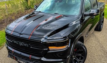 DODGE RAM 1500 5.7L HEMI 4X4 401PK * LARAMIE * SPORT * BLACK-OPPS * LAGE BIJTELLING * CUSTOM VIPER STRIPING * CHERRY BOM UITLAATSYSTEEM * AFSTAND START * PPF SMOKE VERLICHTING * 122 LITER PRINS LPG * 22 INCH 4-PLAY LICHTMETALEN SPORTVELGEN * HELE DIKKE PICK-UP * vol