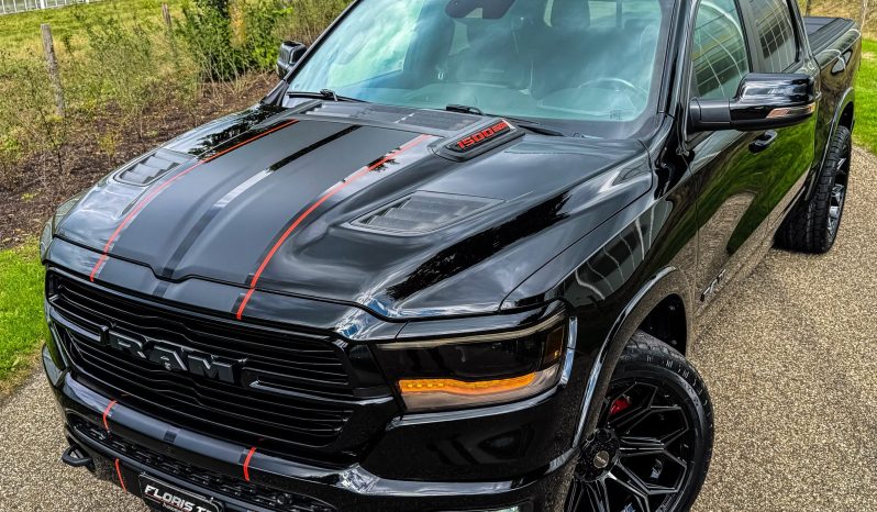 DODGE RAM 1500 5.7L HEMI 4X4 401PK * LARAMIE * SPORT * BLACK-OPPS * LAGE BIJTELLING * CUSTOM VIPER STRIPING * CHERRY BOM UITLAATSYSTEEM * AFSTAND START * PPF SMOKE VERLICHTING * 122 LITER PRINS LPG * 22 INCH 4-PLAY LICHTMETALEN SPORTVELGEN * HELE DIKKE PICK-UP * vol