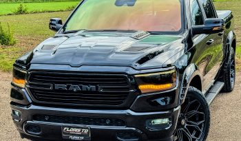 DODGE RAM 1500 5.7L HEMI V8 4X4 401PK * SPORT * BLACK-OPPS * WIDE BODY * SUPER DIKKE PICK-UP * 440 PK * MDS DELETE * CUSTOM OPEN UITLAATSYSTEEM * 200 LITER LPG * AFSTAND START * ALLE OPTIES * STOELVERKOELING * SPECIALE PERFORMANCE REMMEN * vol