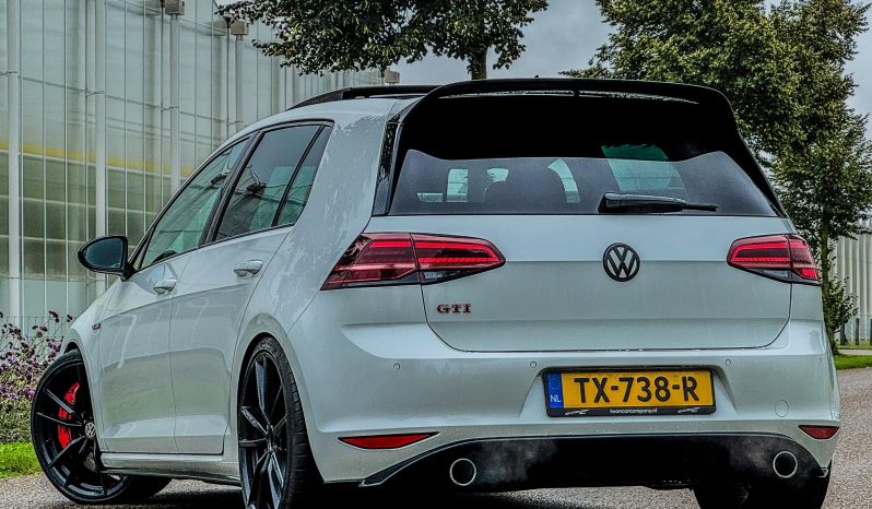 VOLKSWAGEN GOLF GTI 2.0L PERFORMANCE 350 PK * DSG * FULL OPTION * 20 INCH LICHTMETALEN SPORTVELGEN * LIEFHEBBER * ONDERHOUDSHISTORIE * ZWARTE HEMEL * SCHUIFKANTELDAK * SPECIAAL UITLAATSYSTEEM * PPF SMOKE VERLICHTING * vol