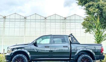 DODGE RAM 1500 5.7L HEMI 4X4 V8 401PK * SPORT * BLACK-OPPS * EXTREEM LAGE BIJTELLING * UNIEK * NEKKENDRAAIER * VERHOOGD * VERBREED * EXTREEM DIKKE LICHTMETALEN SPORTVELGEN * ROLLBAR * DUKES OF HAZZARD HOORN * CUSTOM LED VERLICHTING RONDOM * vol