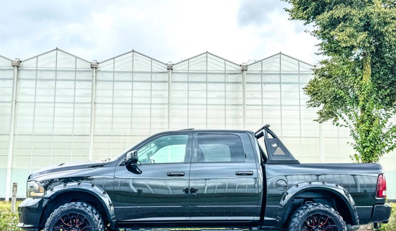 DODGE RAM 1500 5.7L HEMI 4X4 V8 401PK * SPORT * BLACK-OPPS * EXTREEM LAGE BIJTELLING * UNIEK * NEKKENDRAAIER * VERHOOGD * VERBREED * EXTREEM DIKKE LICHTMETALEN SPORTVELGEN * ROLLBAR * DUKES OF HAZZARD HOORN * CUSTOM LED VERLICHTING RONDOM * vol