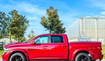DODGE RAM 1500 5.7L HEMI 4X4 401PK * SPORT * WIDE BODY * UNIEKE KLEUR * LAGE BIJTELLING * LUCHTVERING * AFSTAND START * 20 INCH OFF-ROAD BREEDSET * STOELVERKOELING * STOELVERWARMING * STUURVERWARMING * PERFORMANCE HOOD * LPG 322 LITER PRINS * vol