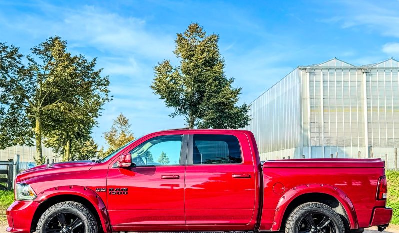 DODGE RAM 1500 5.7L HEMI 4X4 401PK * SPORT * WIDE BODY * UNIEKE KLEUR * LAGE BIJTELLING * LUCHTVERING * AFSTAND START * 20 INCH OFF-ROAD BREEDSET * STOELVERKOELING * STOELVERWARMING * STUURVERWARMING * PERFORMANCE HOOD * LPG 322 LITER PRINS * vol