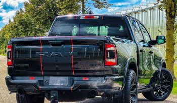 DODGE RAM 1500 5.7L HEMI 4X4 401PK * LARAMIE * SPORT * BLACK-OPPS * LAGE BIJTELLING * CUSTOM VIPER STRIPING * CHERRY BOM UITLAATSYSTEEM * AFSTAND START * PPF SMOKE VERLICHTING * 122 LITER PRINS LPG * 22 INCH 4-PLAY LICHTMETALEN SPORTVELGEN * HELE DIKKE PICK-UP * vol