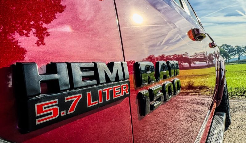 DODGE RAM 1500 5.7L HEMI 4X4 401PK * SPORT * WIDE BODY * UNIEKE KLEUR * LAGE BIJTELLING * LUCHTVERING * AFSTAND START * 20 INCH OFF-ROAD BREEDSET * STOELVERKOELING * STOELVERWARMING * STUURVERWARMING * PERFORMANCE HOOD * LPG 322 LITER PRINS * vol