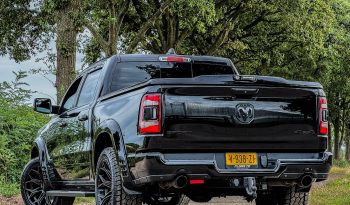 DODGE RAM 1500 5.7L HEMI V8 4X4 401PK * SPORT * BLACK-OPPS * WIDE BODY * SUPER DIKKE PICK-UP * 440 PK * MDS DELETE * CUSTOM OPEN UITLAATSYSTEEM * 200 LITER LPG * AFSTAND START * ALLE OPTIES * STOELVERKOELING * SPECIALE PERFORMANCE REMMEN * vol