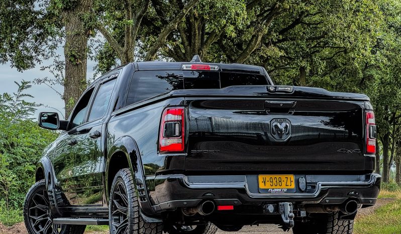 DODGE RAM 1500 5.7L HEMI V8 4X4 401PK * SPORT * BLACK-OPPS * WIDE BODY * SUPER DIKKE PICK-UP * 440 PK * MDS DELETE * CUSTOM OPEN UITLAATSYSTEEM * 200 LITER LPG * AFSTAND START * ALLE OPTIES * STOELVERKOELING * SPECIALE PERFORMANCE REMMEN * vol
