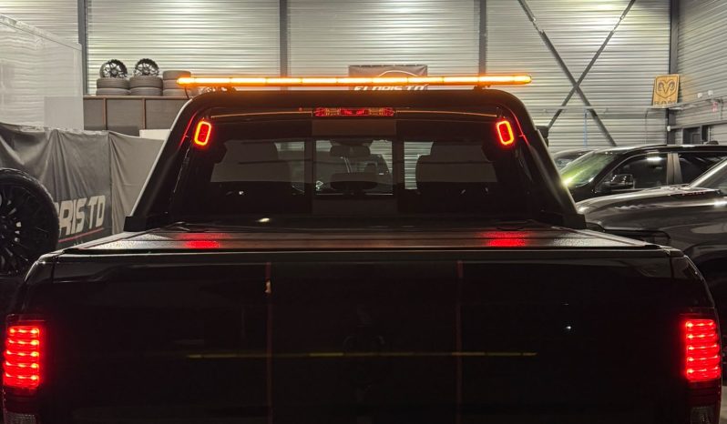 DODGE RAM 1500 5.7L HEMI 4X4 V8 401PK * SPORT * BLACK-OPPS * EXTREEM LAGE BIJTELLING * UNIEK * NEKKENDRAAIER * VERHOOGD * VERBREED * EXTREEM DIKKE LICHTMETALEN SPORTVELGEN * ROLLBAR * DUKES OF HAZZARD HOORN * CUSTOM LED VERLICHTING RONDOM * vol