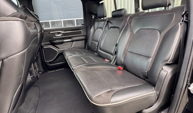 DODGE RAM 1500 5.7L HEMI 4X4 401PK * LARAMIE * SPORT * BLACK-OPPS * LAGE BIJTELLING * CUSTOM VIPER STRIPING * CHERRY BOM UITLAATSYSTEEM * AFSTAND START * PPF SMOKE VERLICHTING * 122 LITER PRINS LPG * 22 INCH 4-PLAY LICHTMETALEN SPORTVELGEN * HELE DIKKE PICK-UP * vol