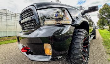 DODGE RAM 1500 5.7L HEMI 4X4 V8 401PK * SPORT * BLACK-OPPS * EXTREEM LAGE BIJTELLING * UNIEK * NEKKENDRAAIER * VERHOOGD * VERBREED * EXTREEM DIKKE LICHTMETALEN SPORTVELGEN * ROLLBAR * DUKES OF HAZZARD HOORN * CUSTOM LED VERLICHTING RONDOM * vol