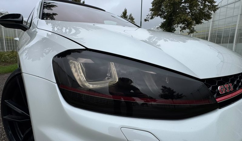 VOLKSWAGEN GOLF GTI 2.0L PERFORMANCE 350 PK * DSG * FULL OPTION * 20 INCH LICHTMETALEN SPORTVELGEN * LIEFHEBBER * ONDERHOUDSHISTORIE * ZWARTE HEMEL * SCHUIFKANTELDAK * SPECIAAL UITLAATSYSTEEM * PPF SMOKE VERLICHTING * vol