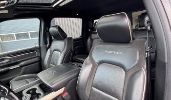 DODGE RAM 1500 5.7L HEMI 4X4 401PK * LARAMIE * SPORT * BLACK-OPPS * LAGE BIJTELLING * CUSTOM VIPER STRIPING * CHERRY BOM UITLAATSYSTEEM * AFSTAND START * PPF SMOKE VERLICHTING * 122 LITER PRINS LPG * 22 INCH 4-PLAY LICHTMETALEN SPORTVELGEN * HELE DIKKE PICK-UP * vol