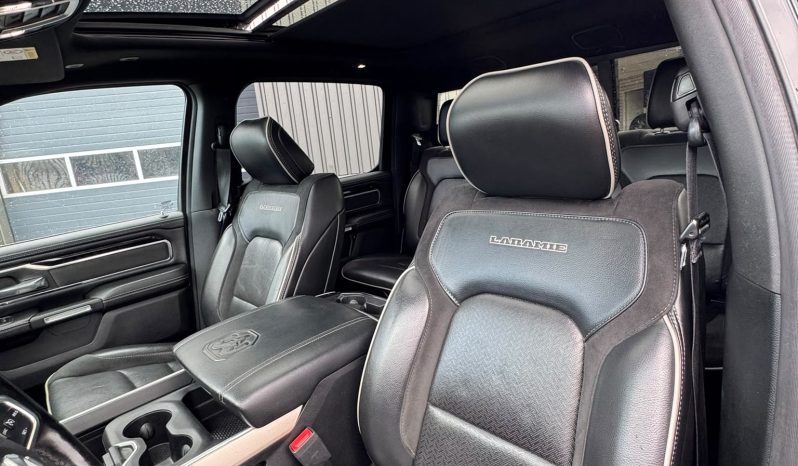 DODGE RAM 1500 5.7L HEMI 4X4 401PK * LARAMIE * SPORT * BLACK-OPPS * LAGE BIJTELLING * CUSTOM VIPER STRIPING * CHERRY BOM UITLAATSYSTEEM * AFSTAND START * PPF SMOKE VERLICHTING * 122 LITER PRINS LPG * 22 INCH 4-PLAY LICHTMETALEN SPORTVELGEN * HELE DIKKE PICK-UP * vol