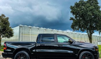 DODGE RAM 1500 5.7L HEMI 4X4 401PK * LARAMIE * SPORT * BLACK-OPPS * LAGE BIJTELLING * CUSTOM VIPER STRIPING * CHERRY BOM UITLAATSYSTEEM * AFSTAND START * PPF SMOKE VERLICHTING * 122 LITER PRINS LPG * 22 INCH 4-PLAY LICHTMETALEN SPORTVELGEN * HELE DIKKE PICK-UP * vol
