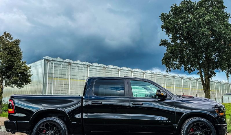 DODGE RAM 1500 5.7L HEMI 4X4 401PK * LARAMIE * SPORT * BLACK-OPPS * LAGE BIJTELLING * CUSTOM VIPER STRIPING * CHERRY BOM UITLAATSYSTEEM * AFSTAND START * PPF SMOKE VERLICHTING * 122 LITER PRINS LPG * 22 INCH 4-PLAY LICHTMETALEN SPORTVELGEN * HELE DIKKE PICK-UP * vol