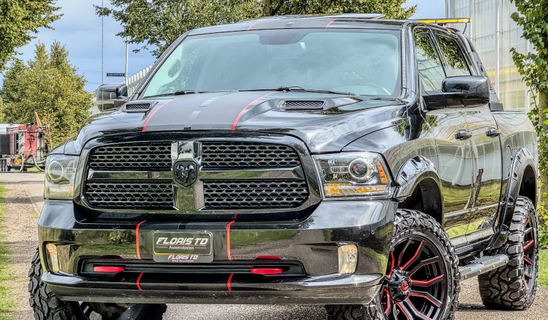DODGE RAM 1500 5.7L HEMI 4X4 V8 401PK * SPORT * BLACK-OPPS * EXTREEM LAGE BIJTELLING * UNIEK * NEKKENDRAAIER * VERHOOGD * VERBREED * EXTREEM DIKKE LICHTMETALEN SPORTVELGEN * ROLLBAR * DUKES OF HAZZARD HOORN * CUSTOM LED VERLICHTING RONDOM * vol