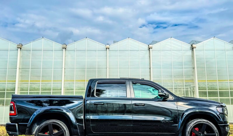 DODGE RAM 1500 5.7L HEMI V8 4X4 401PK * LIMITED EDITION * FULL OPTION * BLACK-OPPS * WIDE BODY * 24 INCH DUB LICHTMETALEN SPORTVELGEN * ( MOGELIJKHEID TOT BIJTELLINGVRIJ RIJDEN ) * NIEUWSTAAT * PERFORMANCE OPEN UITLAATSYSTEEM * vol