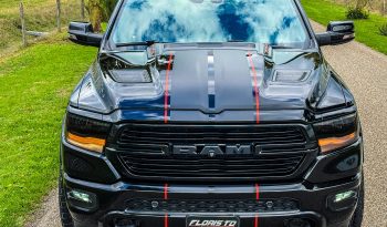 DODGE RAM 1500 5.7L HEMI 4X4 401PK * LARAMIE * SPORT * BLACK-OPPS * LAGE BIJTELLING * CUSTOM VIPER STRIPING * CHERRY BOM UITLAATSYSTEEM * AFSTAND START * PPF SMOKE VERLICHTING * 122 LITER PRINS LPG * 22 INCH 4-PLAY LICHTMETALEN SPORTVELGEN * HELE DIKKE PICK-UP * vol