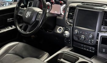 DODGE RAM 1500 5.7L HEMI 4X4 V8 401PK * SPORT * BLACK-OPPS * EXTREEM LAGE BIJTELLING * UNIEK * NEKKENDRAAIER * VERHOOGD * VERBREED * EXTREEM DIKKE LICHTMETALEN SPORTVELGEN * ROLLBAR * DUKES OF HAZZARD HOORN * CUSTOM LED VERLICHTING RONDOM * vol